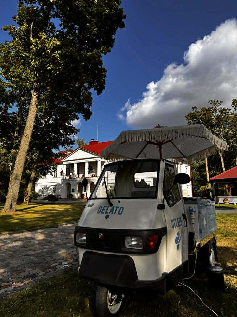 Piaggio Ape 50 ice cream scooter at wedding venue — mobile gelato catering