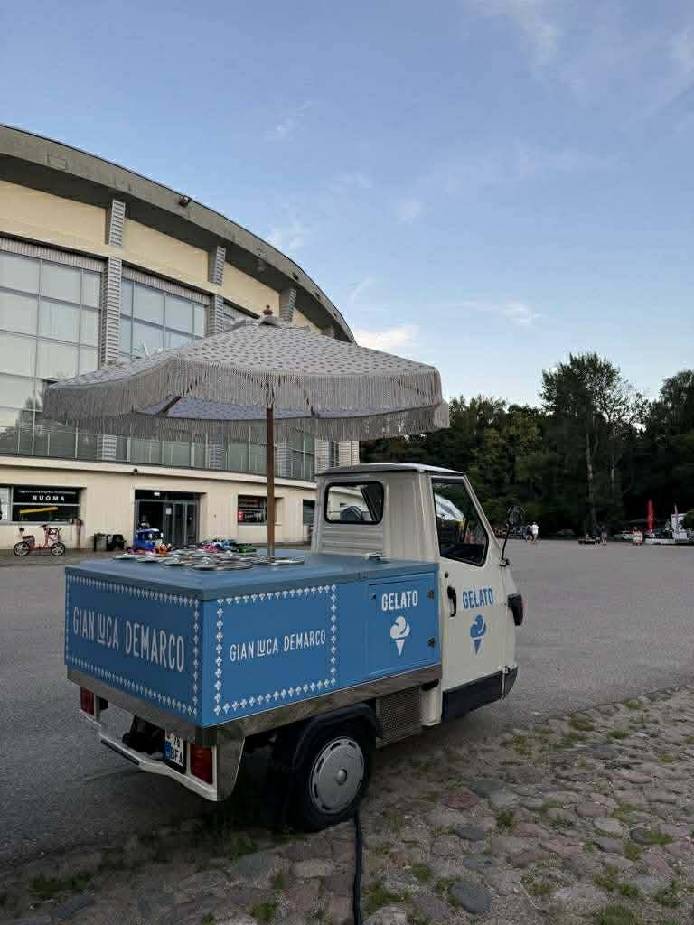Piaggio Ape 50 Eiswagen rear view showing freezer compartment and branding